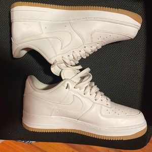 I’m selling some Nike air forces get conditions barely any crease on